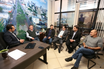 Toninho Wandscheer (segundo a partir da esquerda) conversa com vereadores sobre liberação de recursos para Cascavel