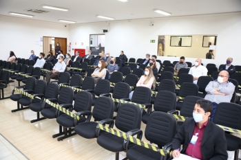 Público e servidores participam de reunião no Plenário na quinta-feira (21) com máscaras e distanciamento