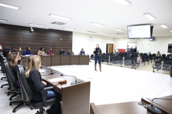 Nas sessões, vereadores jovens assistem palestras e discutem temas de interesse público