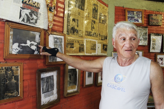 Rubens San exibe com orgulho recorte de jornais de uma época gloriosa do pugilismo nacional