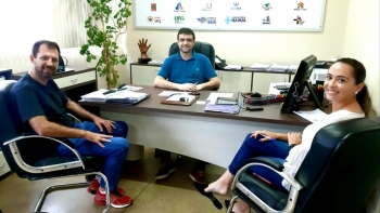 Secretário Thiago Stefanello recebeu Fernando Hallberg e a assessora Mayara Lopes