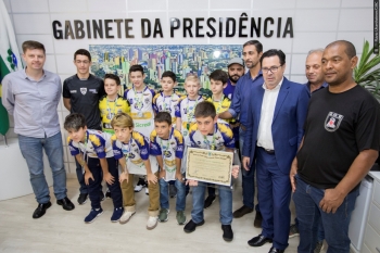 Os jogadores do futsal sub 11 da ADAF, os técnicos e vereadores logo após a entrega da homenagem