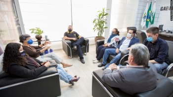 Da esq. para a dir., Professora Liliam e assessora, Valdecir Alcântara, Beth Leal, Alécio Espínola, Pedro Sampaio e, de costas, o secretário Miroslau Bailak