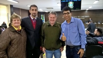 Dona Gertudes (esposa) e o filho José Augusto ao lado dos vereadores, Josias de Souza e Carlinhos Oliveira, ontem durante a sessão ordinária que aprovou a homenagem ao senhos Astor Kops