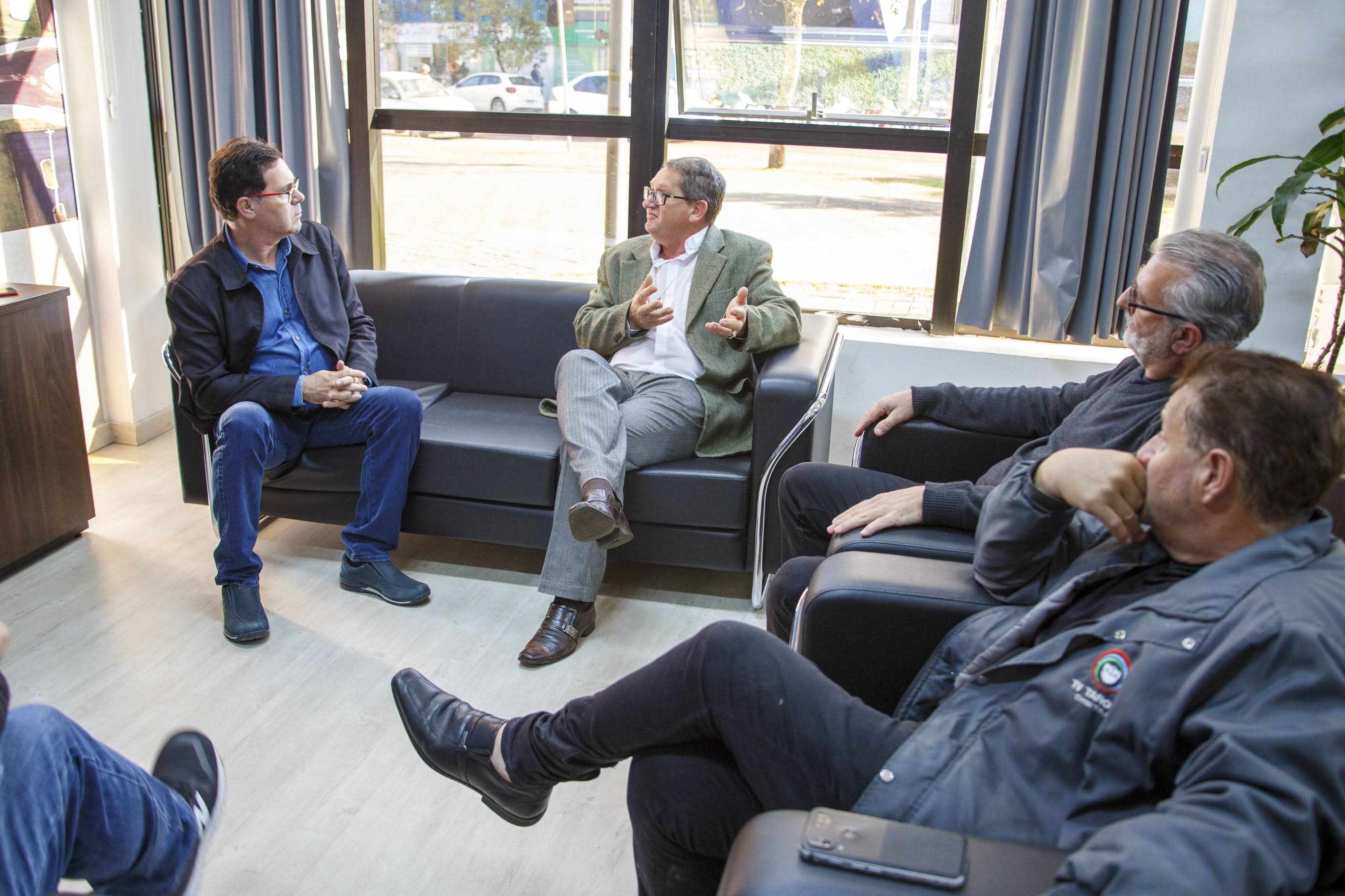 Professor Rosimar Baú explica o projeto ao presidente Alécio Espínola, acompanhado pelos vereadores Professor Santello e Melo do Pastel