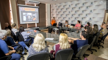 A palestra aconteceu na Sala de Reuniões anexa ao Plenário da Câmara Municipal