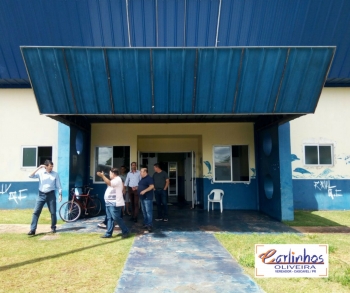 Secretário e vereador avaliam as necessidades de investimentos na piscina norte acompanhado de arquiteta voluntária da própria comunidade.