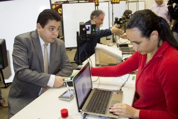 Presidente da Câmara fez seu recadastramento na manhã de hoje|Gugu Bueno recebeu novo título das mãos do desembargador Novochadlo