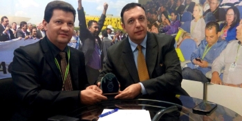 Vereador Romulo Quintino recebeu o troféu do presidente da UBV, Gilson Conzati