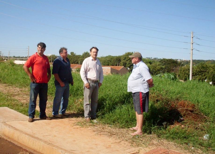 Vereador acompanhado de representantes do bairro
