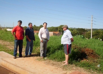 Vereador acompanhado de representantes do bairro