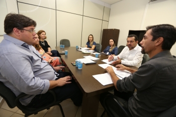 Fabrício Cardoso (esq.), da SBNPP, explica projeto para vereadores Carlinhos, Olavo Santos (PHS) e assessoras da Comissão