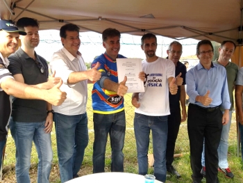 Carlinhos comemora a assinatura da ordem de serviço e o anúncio de mais uma emenda para o Centro Esportivo Norte