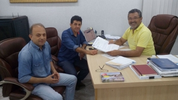 Vereadores Jaime Vasatta e Robertinho Magalhães na Acesc, com Léo Rigon