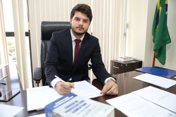O advogado Anderson Carvalho, em seu primeiro dia à frente da Procuradoria da Câmara