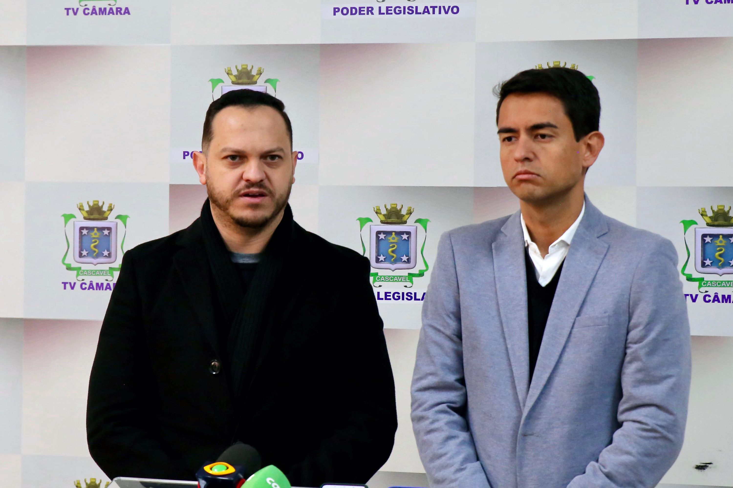 Everton Guimarães (esq.), presidente, e Hudson Moreschi, relator, anunciaram aos jornalistas os primeiros passos da CPI