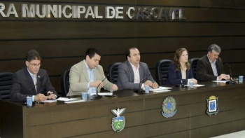 Leonaldo Paranhos, Gugu Bueno, Jo]ao Paulo de Lima, deputada Leandre Dal Ponte e Severino Folador em audiência pública sobre o tema|Vereador João Paulo com o Ministro da Saúde, Ricardo Barros