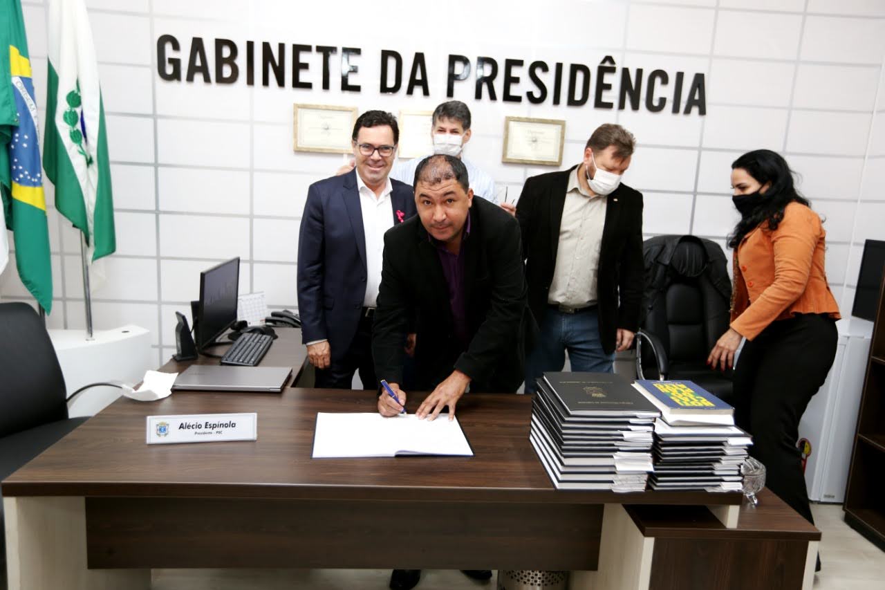 Joceh assina o termo de posse, acompanhado pelo presidente Alécio e pelos peemedebistas Walter Parcianello, Will e Hivonete Piccoli (da esq. para dir.)