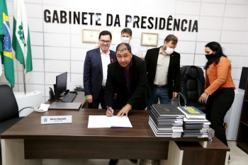Joceh assina o termo de posse, acompanhado pelo presidente Alécio e pelos peemedebistas Walter Parcianello, Will e Hivonete Piccoli (da esq. para dir.)