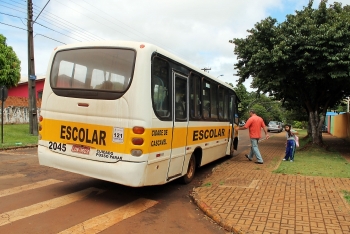 Micro ônibus buscando alunos na Escola Mario Pimentel, no bairro Santos Dumont