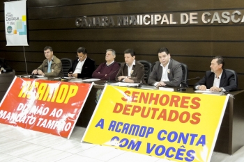 Entidade dos vereadores firmou posições sobre a reforma política|Vereadores do Oeste lotaram o plenário da Câmara