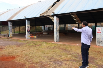 Durante a visita, Olavo Santos constatou o mau estado de conservação em que se encontra a quadra coberta