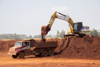 Máquinas trabalham nas obras do aeroporto|Vereadores discutem empréstimo de máquinas com secretário