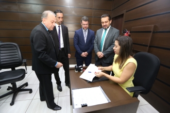 Vereadores protocolaram o projeto já no Plenário, pouco antes do início da sessão ordinária desta segunda
