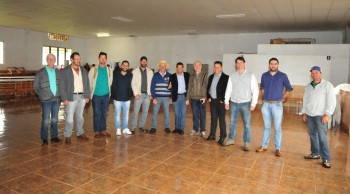 Representantes das comunidade assinam termo cedendo área para construção da UBS