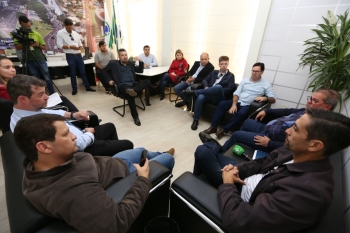 Renato Bueno (dir., de óculos), ouviu dos vereadores as questões que deverá debater na tribuna no dia 3 de junho