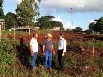 Vereador visita com moradores o local da abertura da rua Serra Negra