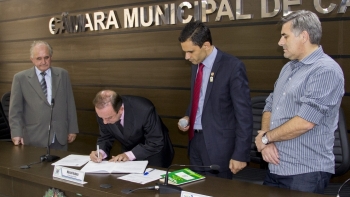 Dal Molin assina posse com presidente e vereadores|Plenário estava lotado para acompanhar a posse