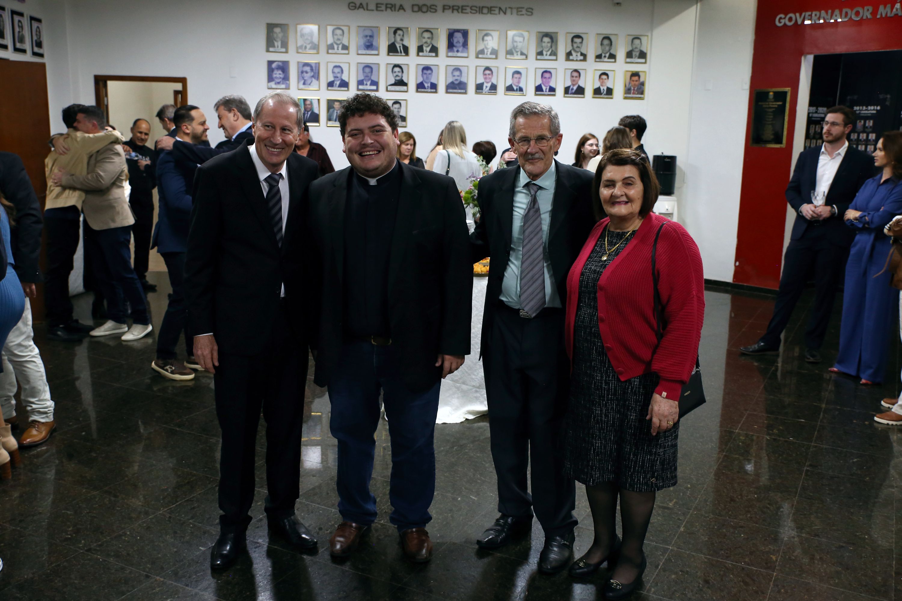 Ivo Pegoraro (primeiro à esquerda) recebeu os cumprimentos de amigos e familiares no saguão da Câmara