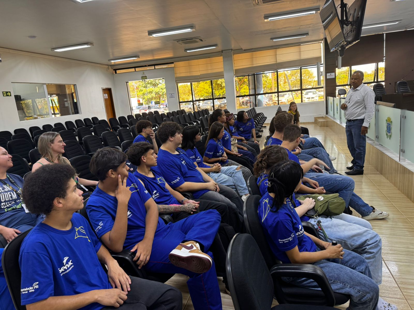 Durante as visitas, crianças e adolescentes ouvem explicações de servidores e vereadores