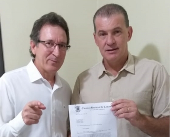 Mazutti entrega seu pedido a Roman, que se comprometeu a dar encaminhamento