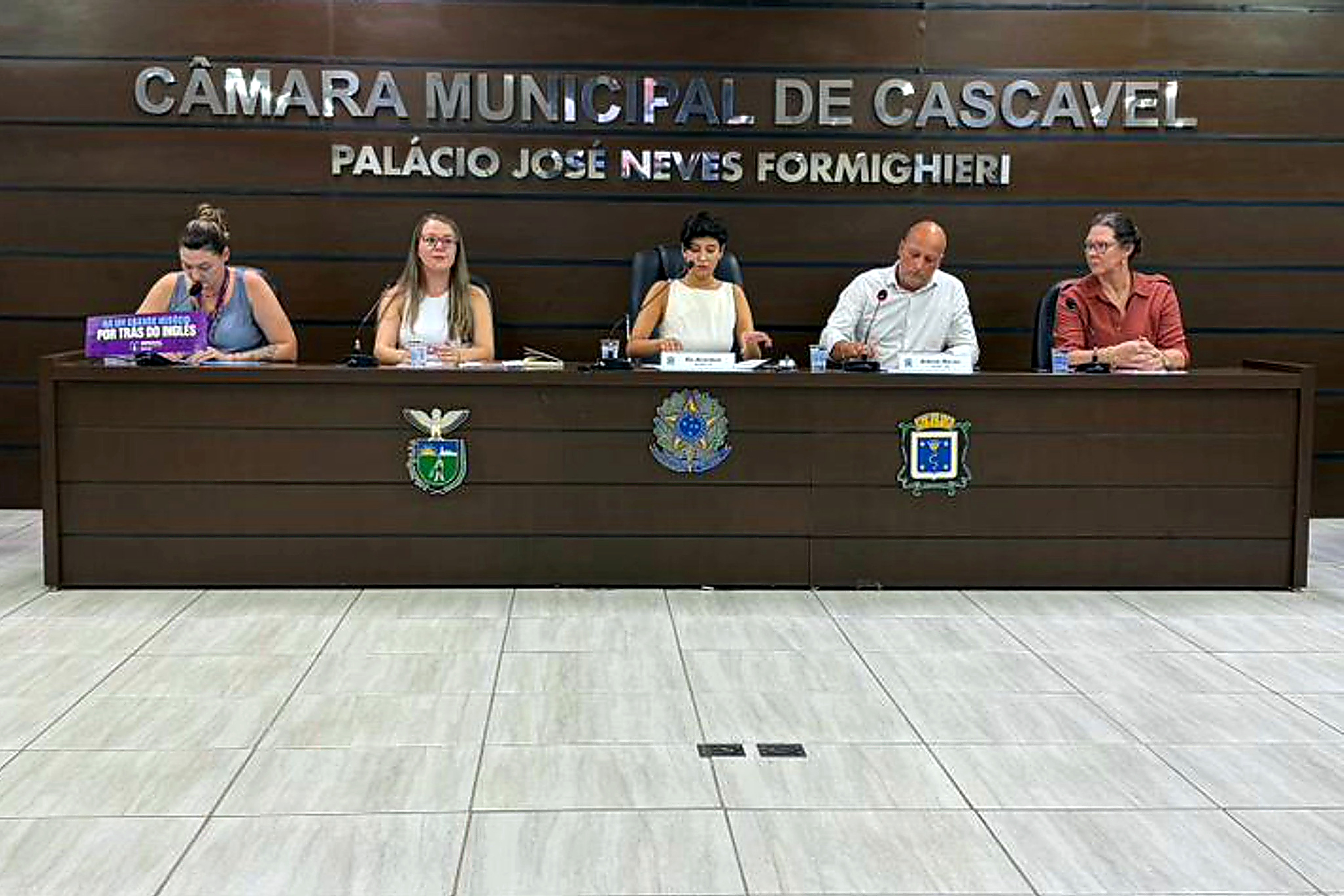 Coordenação da Mesa de Honra da Audiência; ao centro, vereadores Bia Alcantara e Antonio Marcos, da Comissão de Educação