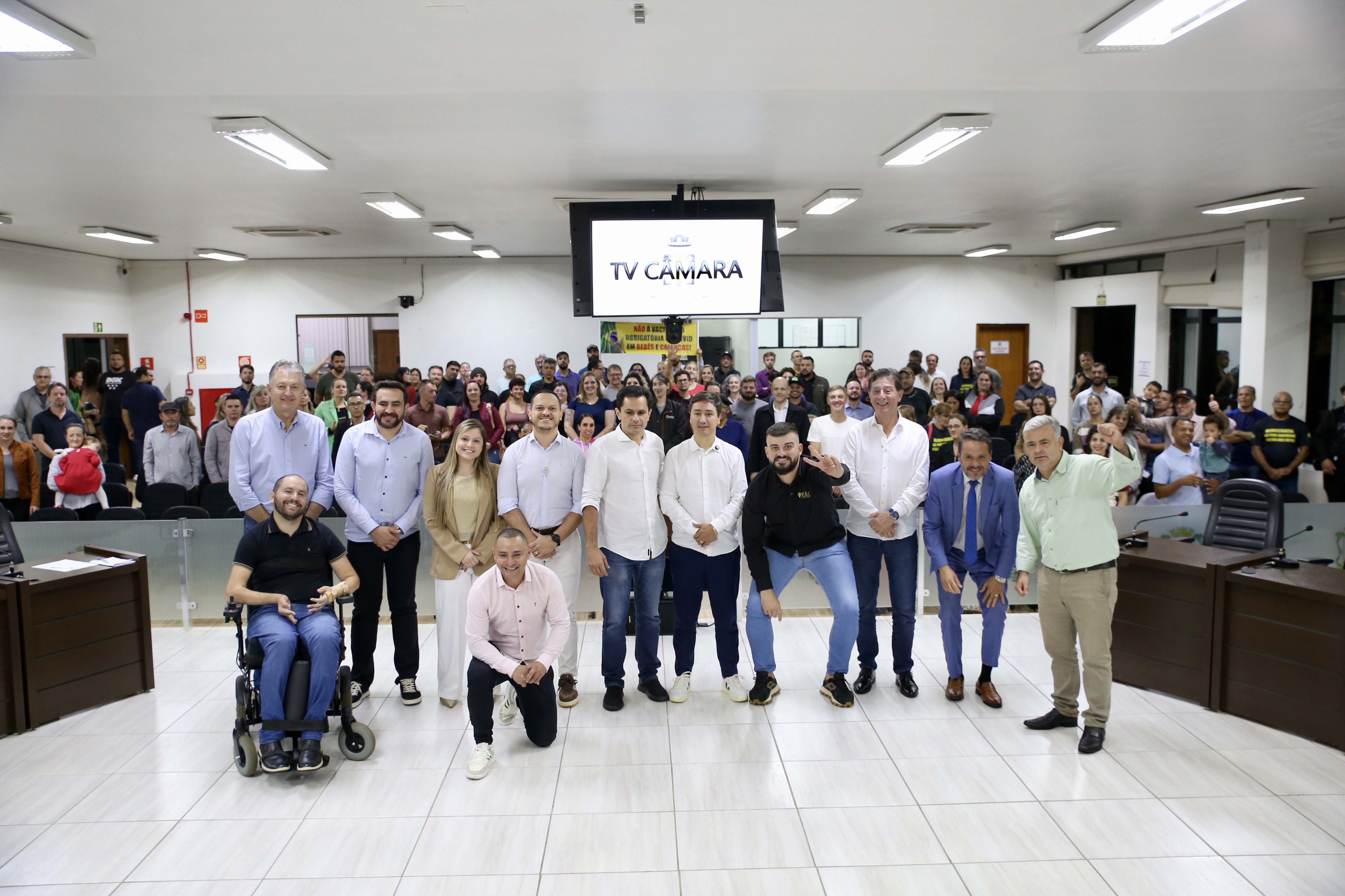 O Plenário ficou lotado para a audiência; em primeiro plano, os participantes da mesa do evento