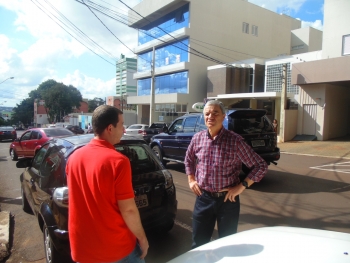 O vereador acompanha planejamento de ações na rua Carlos de Carvalho|Cettrans estuda melhorias em trecho do bairro Consolata