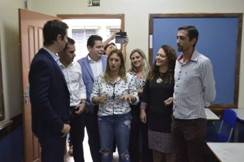 Vereador Carlinhos Oliveira com o secretário do Estado da Educação, Renato Feder quando em visita as escolas da Região Norte e luta pelo colégio do Riviera