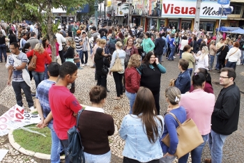 Educadores se concentraram nesta quarta-feira no calçadão da Avenida Brasil
