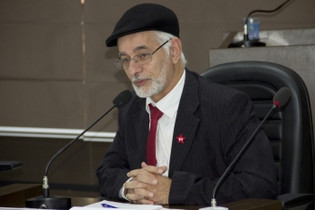 Professor Paulino cobra cumprimento de promnessas