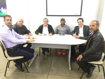 Vereador Carlinhos Oliveira e Sidnei Mazzuti com lideranças comunitárias acertam com a diretoria da Cettrans uma reunião técnica expositiva sobre as mudanças no sistema de transporte da região norte.