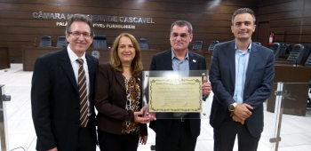 Sandro Viapiana recebe o voto de louvor de Mazutti, acompanhado da vice-presidente da Amic, Sonia Spengler, e do presidente do Sincovel, Jefferson Bonfim