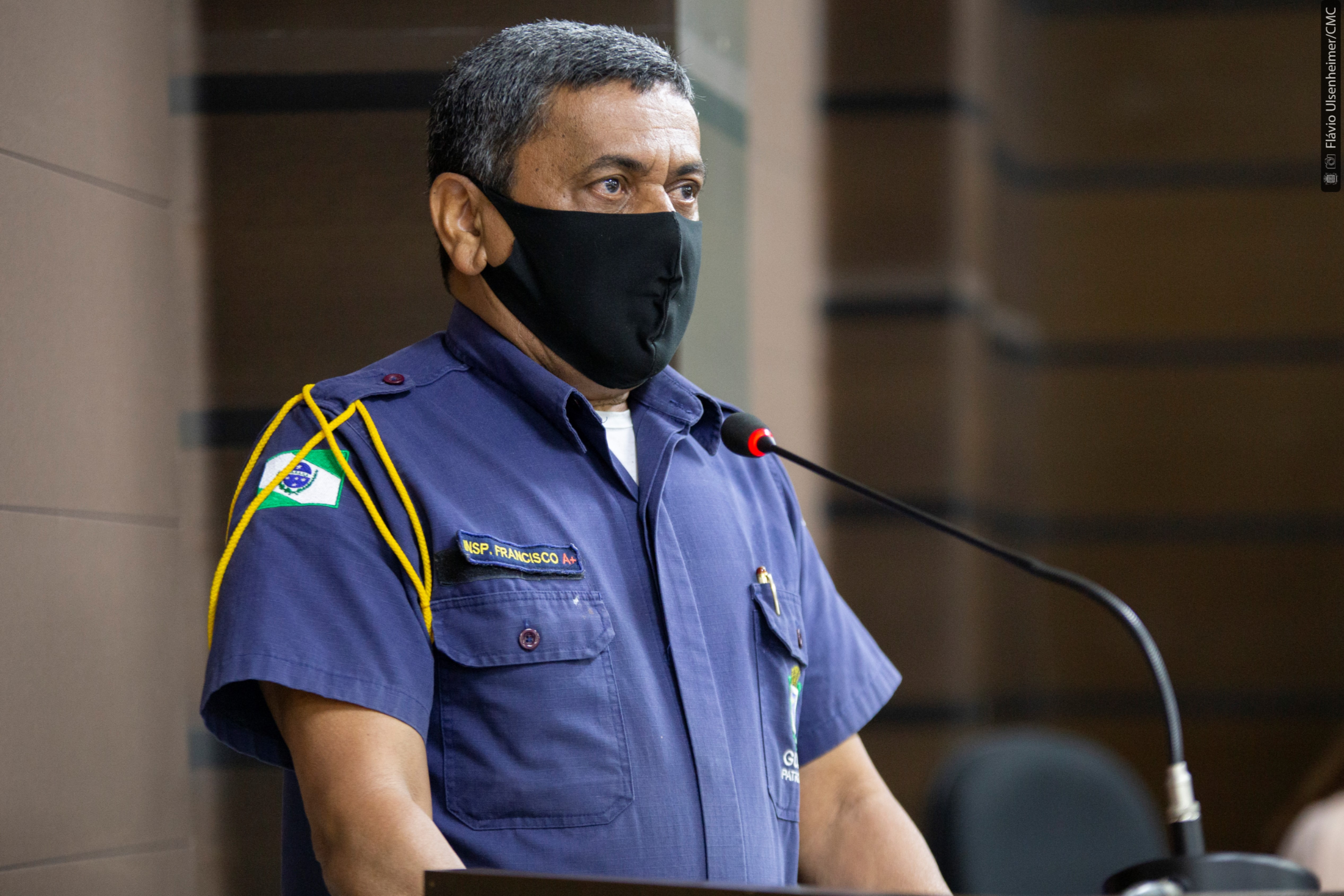 O guarda Francisco Oliveira contou aos vereadores como encontrou e devolveu o dinheiro aos haitianos
