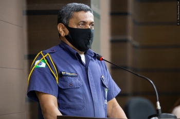 O guarda Francisco Oliveira contou aos vereadores como encontrou e devolveu o dinheiro aos haitianos