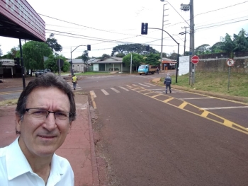 Atendendo pedido de Mazutti, servidores substituem lâmpada em esquina na rua Panamá, no Periolo