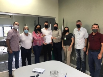 Edson Souza (ao centro) exibe o documento que pede emenda parlamentar para apoio à piscicultura