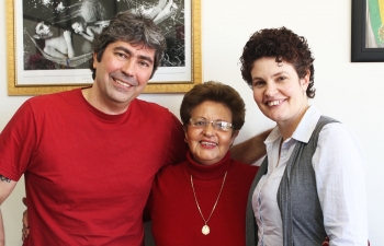 Legendas: Aposentada há 10 anos, alfabetizadora hoje é tema de pesquisa de universidades públicas. Maria de Lourdes com a filha Rosangela e o vereador Paulo Porto