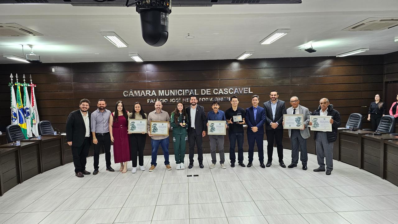 Homenageados do dia posam para foto com os vereadores