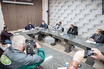 Na mesa ao fundo, da esq. para dir: Brugnerotto, Robson Bastos, Braga Côrtes, Segalla e Haveroth